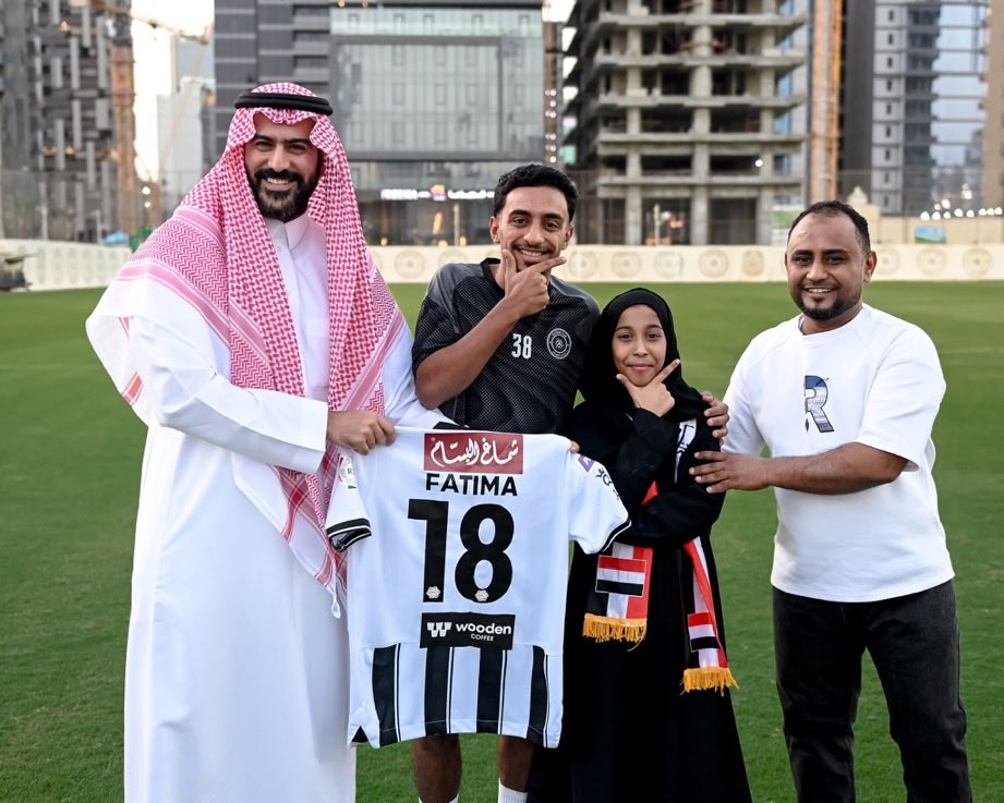 mohammed_Aklbi's tweet photo. من أجمل أمثلة الذكاء الاتصالي في استثمار اللحظة، نادي الشباب لم يكتفِ بكون لاعب الفريق جزء من لقطة عاطفية تصدّرت المشهد الرياضي، بل التقط اللحظة سريعاً ، واستضاف الطفلة اليمنية «فاطمة» في الرياض، وربط القصة بالنادي ولاعبه.

هذه هي إدارة الاتصال حين تحوّل حدثاً عابراً إلى قصة تُبنى عليها صورة ذهنية وقيمة للعلامة، لمسة ذكية ، وفن في اقتناص الفرص.