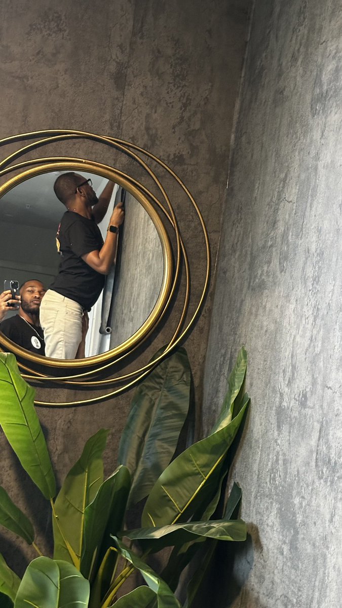_wemissROBERT's tweet photo. Helping decorate the new crib #HeyMR https://t.co/obMJxKwcCy