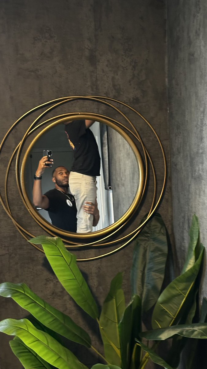 _wemissROBERT's tweet photo. Helping decorate the new crib #HeyMR https://t.co/obMJxKwcCy
