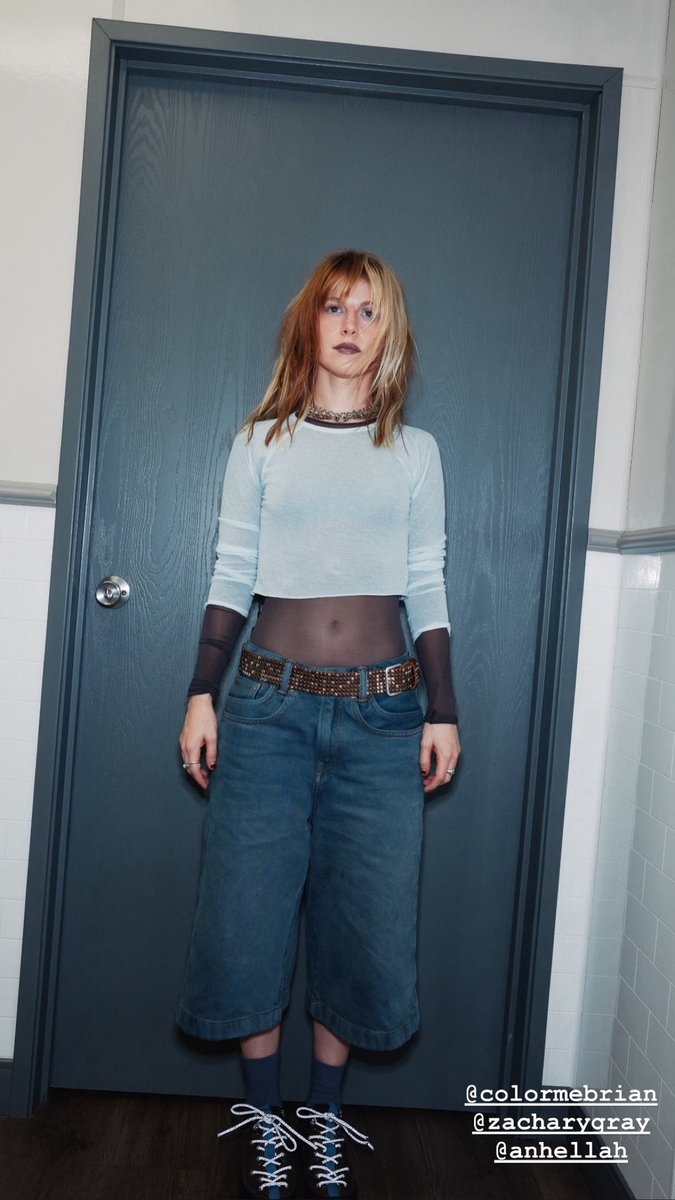 Paramore_Mex's tweet photo. Nuevas fotografías de #HayleyWilliams en el backstage del show en Mountain View, California la noche de ayer. #TheHayleyWilliamsShow 🌟

📸 zacharygray https://t.co/rEx4Ygczpu