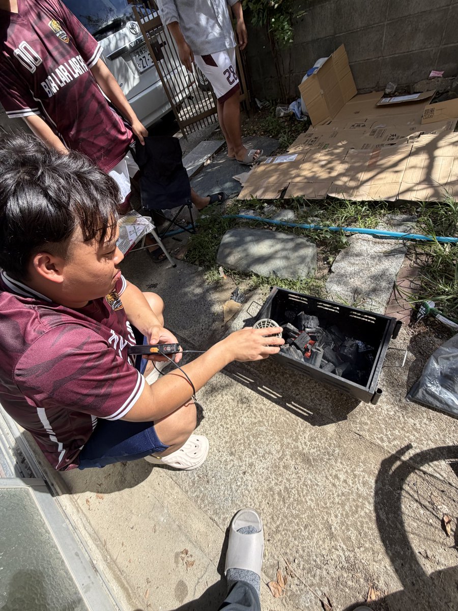 nagahamakisetsu's tweet photo. 空調服のファン、BBQの火起こしに使えます。 風量調整もできて、うちわ要らず。 若手が見つけた裏ワザに一同感心👏 道具は使い方次第ですね。
 #空調服 #BBQ #火起こし #建設業 https://t.co/50qMeAG1xF