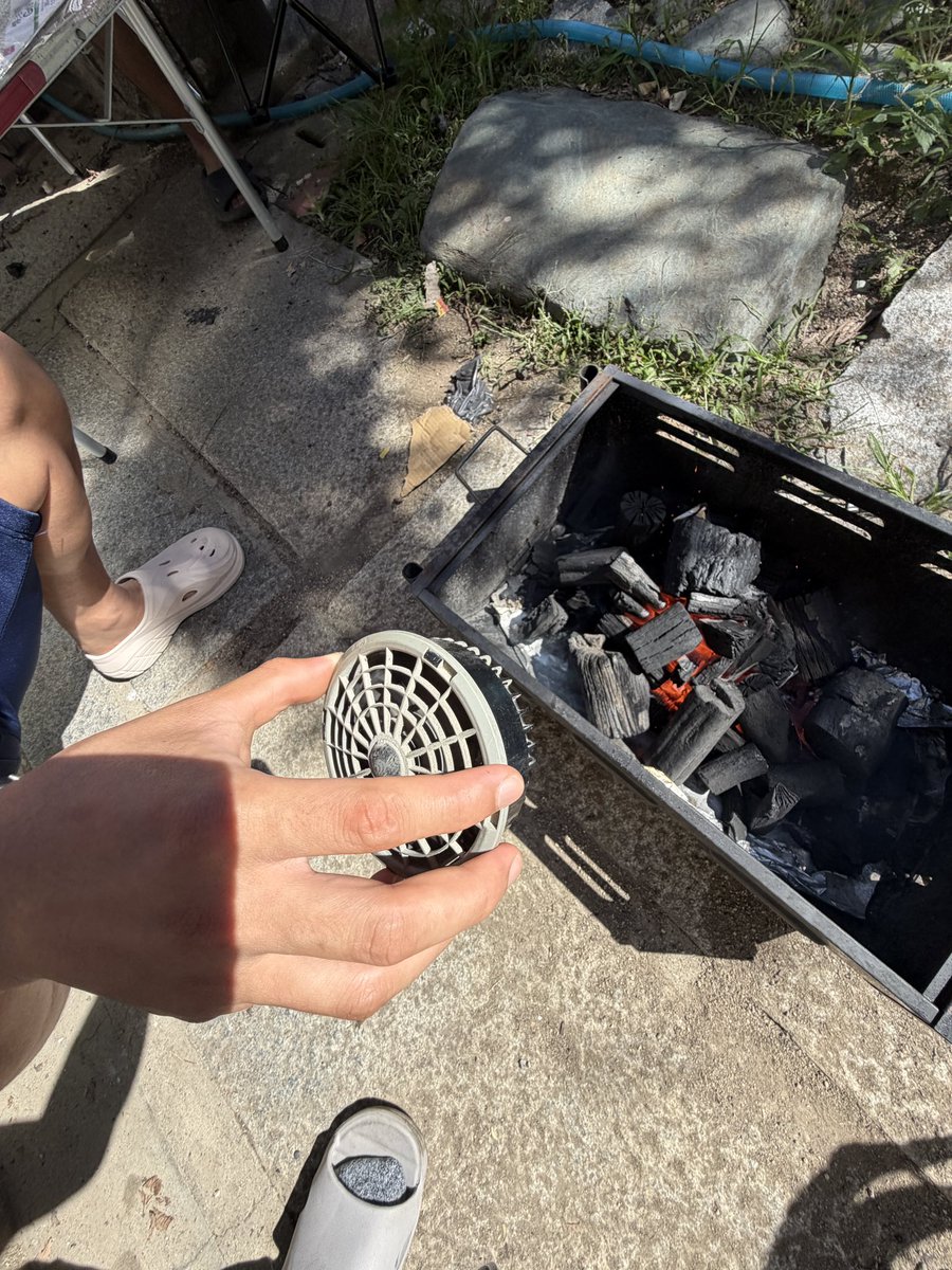 nagahamakisetsu's tweet photo. 空調服のファン、BBQの火起こしに使えます。 風量調整もできて、うちわ要らず。 若手が見つけた裏ワザに一同感心👏 道具は使い方次第ですね。
 #空調服 #BBQ #火起こし #建設業 https://t.co/50qMeAG1xF