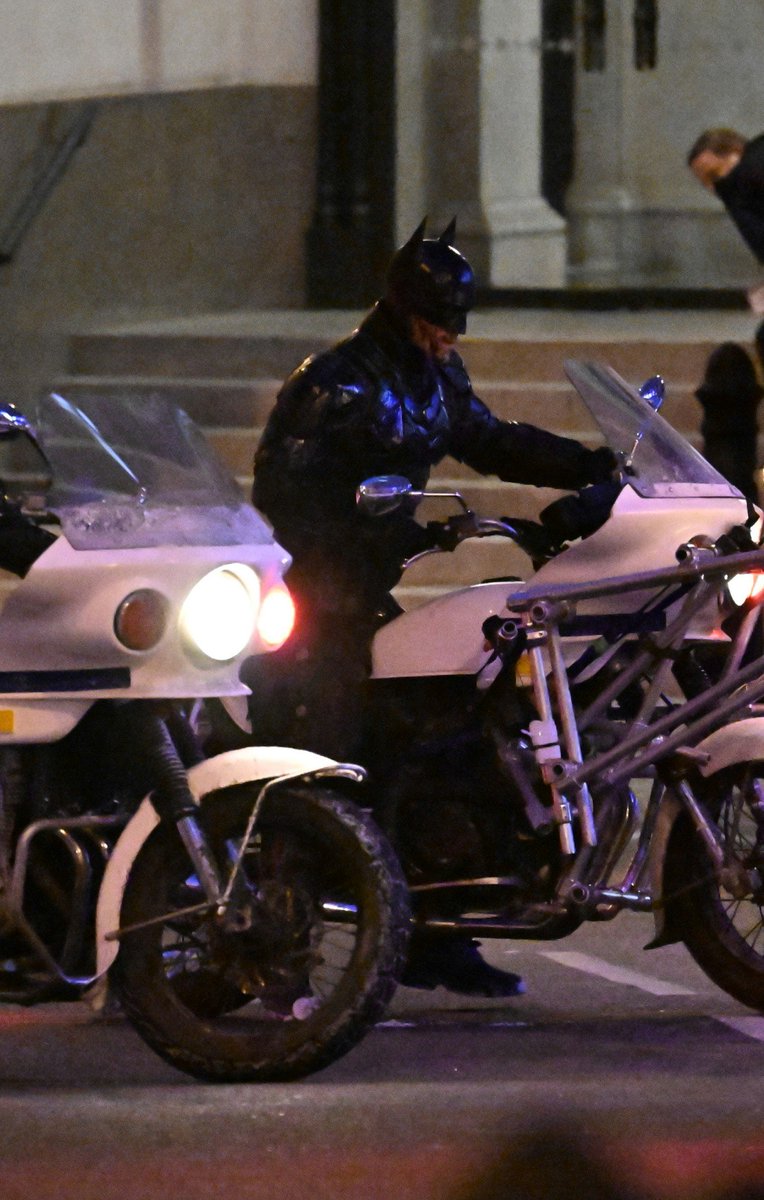 UnBoxPHD's tweet photo. Batman 2 Filming in London. https://t.co/vhxqvgL7mm