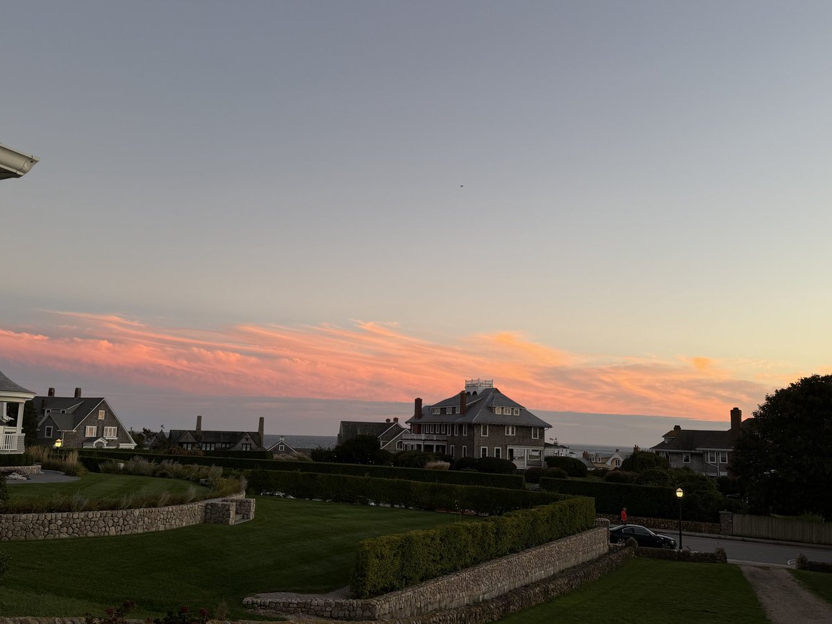 paradisoins's tweet photo. Tonight’s skies are colorful https://t.co/rjIlmYhii0