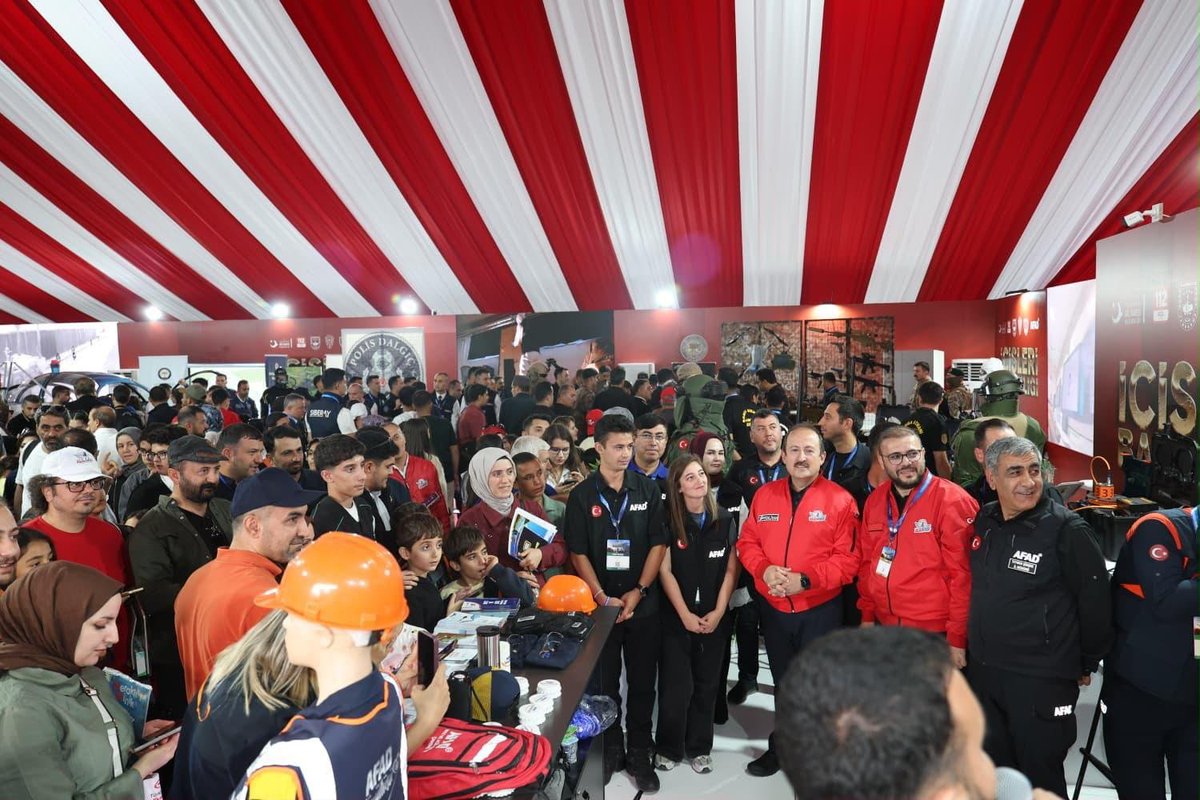 AFADBaskanlik's tweet photo. #AFAD #TEKNOFESTGÜNEYDOĞU’da İçişleri Bakanlığımıza Bağlı Birimlerin Bulunduğu Stand Alanında Yerini Aldı.

AFAD Başkanımız Vali Ali Hamza Pehlivan, AFAD standımızı ziyaret etti, standa gelen misafirlerimizle görüştü, afet yönetimi konularına ilgilerinden dolayı teşekkür etti, çevrimiçi yarışmalarda dereceye girenlere ödüllerini takdim etti.

AFAD Başkanımız Vali Pehlivan yaptığı açıklamada; “Teknofest, dünyanın en büyük havacılık,uzay ve teknoloji organizasyonlarından biri olarak ülkemizin bugünü ve geleceğinde söz sahibi olacak, bilim ve teknoloji alanında eserler ortaya koyan, üretken,özgüvenli,iddialı ve başarılı nesillerinin yetişmesine ortam sağlayan bir gurur tablosudur.
AFAD olarak, Cumhurbaşkanımız Sayın Recep Tayyip Erdoğan’ın himayelerinde yürütülmekte olan “Milli Teknoloji Hamlesi” kapsamında yerli ve milli üretime büyük önem vermekteyiz. Önceden ithal edilmekte olan 77 kalem ürünün son 3 yıl içerisinde 62 tanesinin
yerli üretimini sağladık. Afet yönetiminde dronlar, İHA’lar,uydu sistemleri, yazılım, yapay zeka, mobil cihazlar gibi pek çok teknoloji ürünününden faydalanıyoruz ve bunların yerli üretimini teşvik ediyoruz.
Şanlıurfa’da düzenlenen #TEKNOFESTGüneydoğu’da bulunmaktan ziyadesiyle memnuniyet duyuyoruz.
İçişleri Bakanlığımıza bağlı birimlerimizle yan yana olan AFAD standımızda;
📌 Afet Farkındalık ve Tanıtım Çalışmaları 
📌 AFAD Gönüllülük Tanıtımı 
📌 Çevrimiçi Afet Bilgi Yarışması 
📌 VR Gözlük (sanal gerçeklik) ile Deprem Simülasyonu 
📌 KBRN, Arama ve Kurtarma ile Su Altı/Üstü Arama ve Kurtarma Malzeme ve Manken ve ekipman Gösterimi 
📌 İvme Ölçer ile Farkındalık Çalışması gibi etkinlikler ziyaretçilerimizle ile buluşuyor.

Ayrıca AFAD standımızda her saat başı düzenlenen Afet Bilgi Yarışması’nda dereceye girenlere katılımcılara çeşitli hediyeler takdim ediliyor.

AFAD, yürütücülüğünde düzenlenen İnsanlık Yararına Teknolojiler Yarışması’nda 2026 yılında Lise Seviyesine;
🤖 Akıllı Teknolojiler ve Sistem Tasarımı
🩺 Sağlık ve İyi Yaşam Teknolojileri
✏️ Eğitim, Kültür ve Dijital Deneyim Teknolojileri kategorilerinde toplam 20.637 takım başvuru yapmış olup, 78 takım finale katılmaya hak kazandı. Gerek yarışmalara karılan gerekse standımızı ziyaret eden bütün misafirlerimize teşekkür ediyorum.

Millî Teknoloji Hamlesi vizyonuyla bu faaliyetleri himaye eden Sayın Cumhurbaşkanımıza şükranlarımı sunuyorum. Teknofesti düzenleyen T3 Vakfına, Sanayi ve Teknoloji Bakanlığına, emeği geçen, katkı ve katılım sağlayan kişi, kurum ve kuruluşlara teşekkür ediyorum.” dedi.

Ödül kazanan takımlarımız başta olmak üzere, yerli ve milli teknoloji geliştirme vizyonuyla emek harcayan tüm yarışmacılarımızı tebrik ediyor; TEKNOFEST’i ziyaret eden tüm vatandaşlarımızı AFAD standımıza da bekliyoruz.

#MilliTeknolojiHamlesi 🇹🇷
#TEKNOFESTGüneydoğu
📍Şanlıurfa 📍GAP Havalimanı
#AFAD🇹🇷