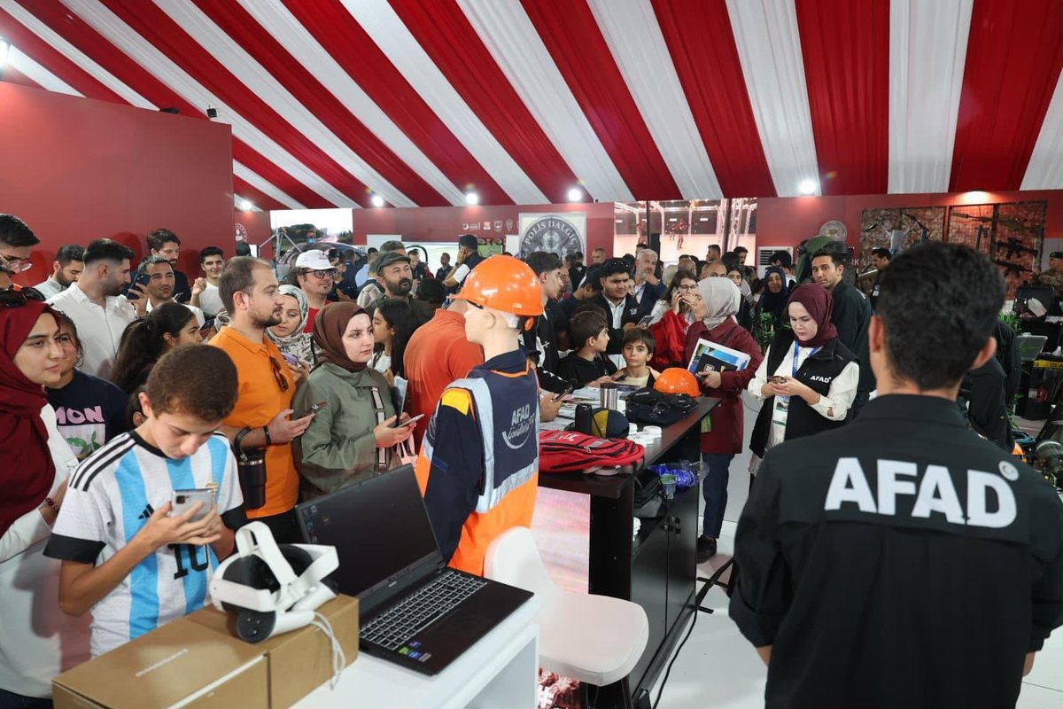 AFADBaskanlik's tweet photo. #AFAD #TEKNOFESTGÜNEYDOĞU’da İçişleri Bakanlığımıza Bağlı Birimlerin Bulunduğu Stand Alanında Yerini Aldı.

AFAD Başkanımız Vali Ali Hamza Pehlivan, AFAD standımızı ziyaret etti, standa gelen misafirlerimizle görüştü, afet yönetimi konularına ilgilerinden dolayı teşekkür etti, çevrimiçi yarışmalarda dereceye girenlere ödüllerini takdim etti.

AFAD Başkanımız Vali Pehlivan yaptığı açıklamada; “Teknofest, dünyanın en büyük havacılık,uzay ve teknoloji organizasyonlarından biri olarak ülkemizin bugünü ve geleceğinde söz sahibi olacak, bilim ve teknoloji alanında eserler ortaya koyan, üretken,özgüvenli,iddialı ve başarılı nesillerinin yetişmesine ortam sağlayan bir gurur tablosudur.
AFAD olarak, Cumhurbaşkanımız Sayın Recep Tayyip Erdoğan’ın himayelerinde yürütülmekte olan “Milli Teknoloji Hamlesi” kapsamında yerli ve milli üretime büyük önem vermekteyiz. Önceden ithal edilmekte olan 77 kalem ürünün son 3 yıl içerisinde 62 tanesinin
yerli üretimini sağladık. Afet yönetiminde dronlar, İHA’lar,uydu sistemleri, yazılım, yapay zeka, mobil cihazlar gibi pek çok teknoloji ürünününden faydalanıyoruz ve bunların yerli üretimini teşvik ediyoruz.
Şanlıurfa’da düzenlenen #TEKNOFESTGüneydoğu’da bulunmaktan ziyadesiyle memnuniyet duyuyoruz.
İçişleri Bakanlığımıza bağlı birimlerimizle yan yana olan AFAD standımızda;
📌 Afet Farkındalık ve Tanıtım Çalışmaları 
📌 AFAD Gönüllülük Tanıtımı 
📌 Çevrimiçi Afet Bilgi Yarışması 
📌 VR Gözlük (sanal gerçeklik) ile Deprem Simülasyonu 
📌 KBRN, Arama ve Kurtarma ile Su Altı/Üstü Arama ve Kurtarma Malzeme ve Manken ve ekipman Gösterimi 
📌 İvme Ölçer ile Farkındalık Çalışması gibi etkinlikler ziyaretçilerimizle ile buluşuyor.

Ayrıca AFAD standımızda her saat başı düzenlenen Afet Bilgi Yarışması’nda dereceye girenlere katılımcılara çeşitli hediyeler takdim ediliyor.

AFAD, yürütücülüğünde düzenlenen İnsanlık Yararına Teknolojiler Yarışması’nda 2026 yılında Lise Seviyesine;
🤖 Akıllı Teknolojiler ve Sistem Tasarımı
🩺 Sağlık ve İyi Yaşam Teknolojileri
✏️ Eğitim, Kültür ve Dijital Deneyim Teknolojileri kategorilerinde toplam 20.637 takım başvuru yapmış olup, 78 takım finale katılmaya hak kazandı. Gerek yarışmalara karılan gerekse standımızı ziyaret eden bütün misafirlerimize teşekkür ediyorum.

Millî Teknoloji Hamlesi vizyonuyla bu faaliyetleri himaye eden Sayın Cumhurbaşkanımıza şükranlarımı sunuyorum. Teknofesti düzenleyen T3 Vakfına, Sanayi ve Teknoloji Bakanlığına, emeği geçen, katkı ve katılım sağlayan kişi, kurum ve kuruluşlara teşekkür ediyorum.” dedi.

Ödül kazanan takımlarımız başta olmak üzere, yerli ve milli teknoloji geliştirme vizyonuyla emek harcayan tüm yarışmacılarımızı tebrik ediyor; TEKNOFEST’i ziyaret eden tüm vatandaşlarımızı AFAD standımıza da bekliyoruz.

#MilliTeknolojiHamlesi 🇹🇷
#TEKNOFESTGüneydoğu
📍Şanlıurfa 📍GAP Havalimanı
#AFAD🇹🇷