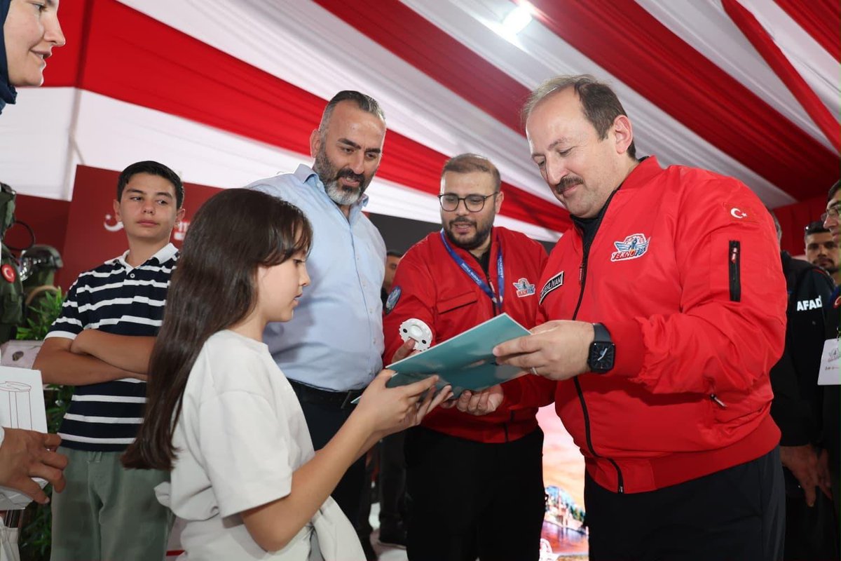 AFADBaskanlik's tweet photo. #AFAD #TEKNOFESTGÜNEYDOĞU’da İçişleri Bakanlığımıza Bağlı Birimlerin Bulunduğu Stand Alanında Yerini Aldı.

AFAD Başkanımız Vali Ali Hamza Pehlivan, AFAD standımızı ziyaret etti, standa gelen misafirlerimizle görüştü, afet yönetimi konularına ilgilerinden dolayı teşekkür etti, çevrimiçi yarışmalarda dereceye girenlere ödüllerini takdim etti.

AFAD Başkanımız Vali Pehlivan yaptığı açıklamada; “Teknofest, dünyanın en büyük havacılık,uzay ve teknoloji organizasyonlarından biri olarak ülkemizin bugünü ve geleceğinde söz sahibi olacak, bilim ve teknoloji alanında eserler ortaya koyan, üretken,özgüvenli,iddialı ve başarılı nesillerinin yetişmesine ortam sağlayan bir gurur tablosudur.
AFAD olarak, Cumhurbaşkanımız Sayın Recep Tayyip Erdoğan’ın himayelerinde yürütülmekte olan “Milli Teknoloji Hamlesi” kapsamında yerli ve milli üretime büyük önem vermekteyiz. Önceden ithal edilmekte olan 77 kalem ürünün son 3 yıl içerisinde 62 tanesinin
yerli üretimini sağladık. Afet yönetiminde dronlar, İHA’lar,uydu sistemleri, yazılım, yapay zeka, mobil cihazlar gibi pek çok teknoloji ürünününden faydalanıyoruz ve bunların yerli üretimini teşvik ediyoruz.
Şanlıurfa’da düzenlenen #TEKNOFESTGüneydoğu’da bulunmaktan ziyadesiyle memnuniyet duyuyoruz.
İçişleri Bakanlığımıza bağlı birimlerimizle yan yana olan AFAD standımızda;
📌 Afet Farkındalık ve Tanıtım Çalışmaları 
📌 AFAD Gönüllülük Tanıtımı 
📌 Çevrimiçi Afet Bilgi Yarışması 
📌 VR Gözlük (sanal gerçeklik) ile Deprem Simülasyonu 
📌 KBRN, Arama ve Kurtarma ile Su Altı/Üstü Arama ve Kurtarma Malzeme ve Manken ve ekipman Gösterimi 
📌 İvme Ölçer ile Farkındalık Çalışması gibi etkinlikler ziyaretçilerimizle ile buluşuyor.

Ayrıca AFAD standımızda her saat başı düzenlenen Afet Bilgi Yarışması’nda dereceye girenlere katılımcılara çeşitli hediyeler takdim ediliyor.

AFAD, yürütücülüğünde düzenlenen İnsanlık Yararına Teknolojiler Yarışması’nda 2026 yılında Lise Seviyesine;
🤖 Akıllı Teknolojiler ve Sistem Tasarımı
🩺 Sağlık ve İyi Yaşam Teknolojileri
✏️ Eğitim, Kültür ve Dijital Deneyim Teknolojileri kategorilerinde toplam 20.637 takım başvuru yapmış olup, 78 takım finale katılmaya hak kazandı. Gerek yarışmalara karılan gerekse standımızı ziyaret eden bütün misafirlerimize teşekkür ediyorum.

Millî Teknoloji Hamlesi vizyonuyla bu faaliyetleri himaye eden Sayın Cumhurbaşkanımıza şükranlarımı sunuyorum. Teknofesti düzenleyen T3 Vakfına, Sanayi ve Teknoloji Bakanlığına, emeği geçen, katkı ve katılım sağlayan kişi, kurum ve kuruluşlara teşekkür ediyorum.” dedi.

Ödül kazanan takımlarımız başta olmak üzere, yerli ve milli teknoloji geliştirme vizyonuyla emek harcayan tüm yarışmacılarımızı tebrik ediyor; TEKNOFEST’i ziyaret eden tüm vatandaşlarımızı AFAD standımıza da bekliyoruz.

#MilliTeknolojiHamlesi 🇹🇷
#TEKNOFESTGüneydoğu
📍Şanlıurfa 📍GAP Havalimanı
#AFAD🇹🇷