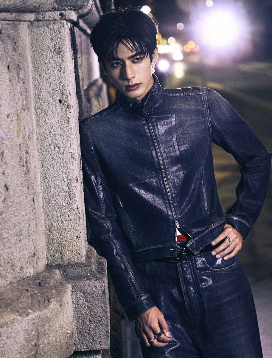CDramaBR's tweet photo. #SongWeilong marcou presença no desfile da Gucci Primavera/Verão 2027, durante a Semana de Moda de Milão. 🖤 https://t.co/MNSNj9XrVu