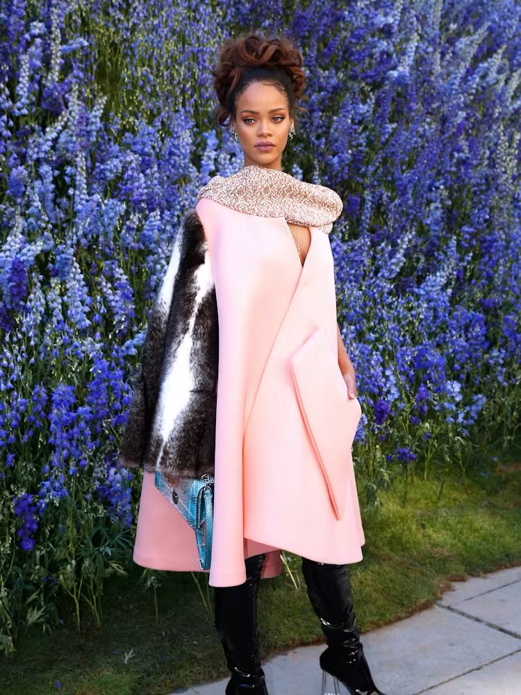 bobussyy's tweet photo. This is the real reason Dior wait an hour for Rihanna to show up https://t.co/Rf4cPDrPvy