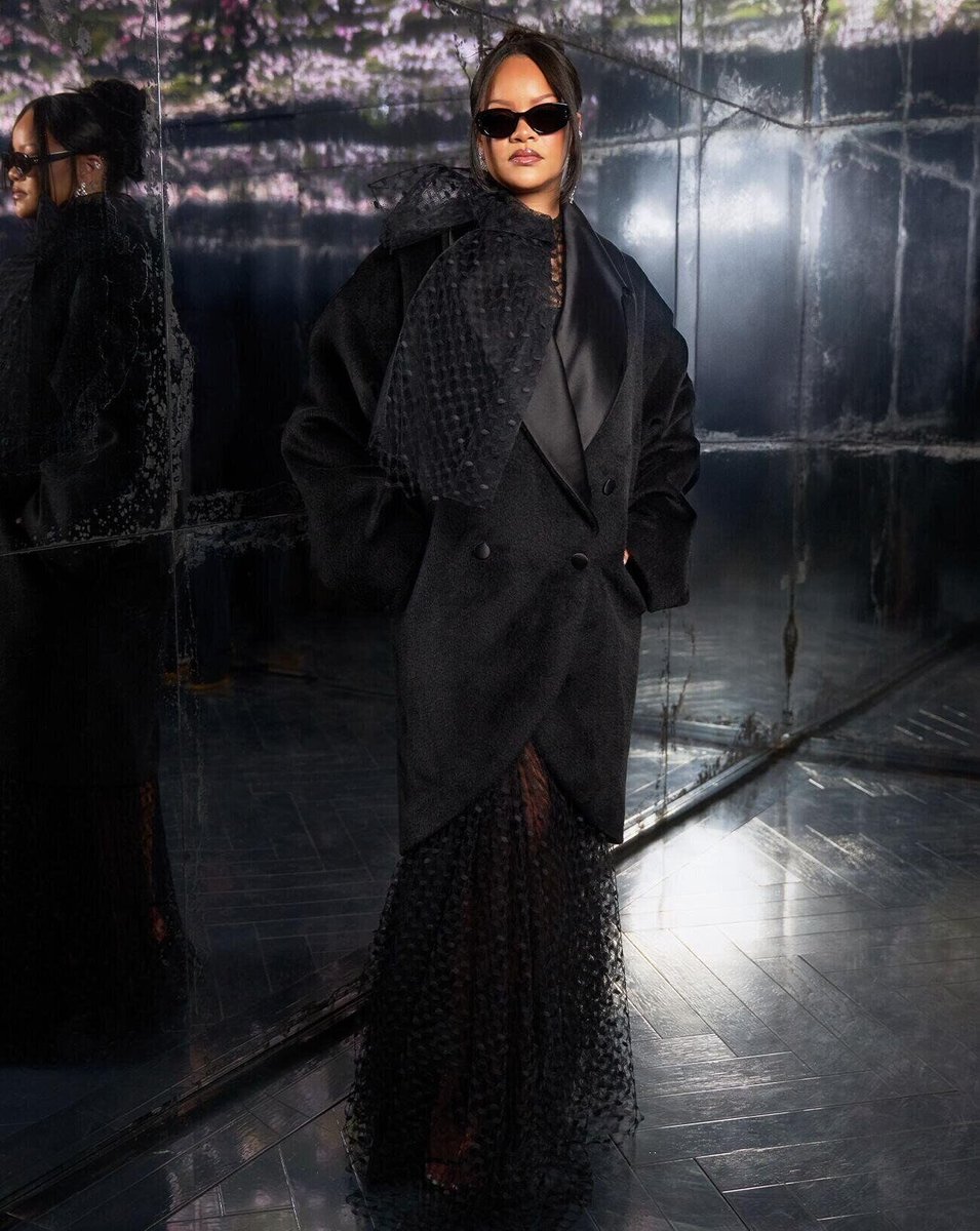 bobussyy's tweet photo. This is the real reason Dior wait an hour for Rihanna to show up https://t.co/Rf4cPDrPvy