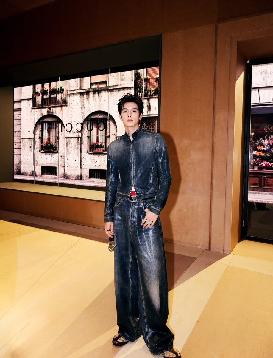 CDramaBR's tweet photo. #SongWeilong marcou presença no desfile da Gucci Primavera/Verão 2027, durante a Semana de Moda de Milão. 🖤 https://t.co/MNSNj9XrVu