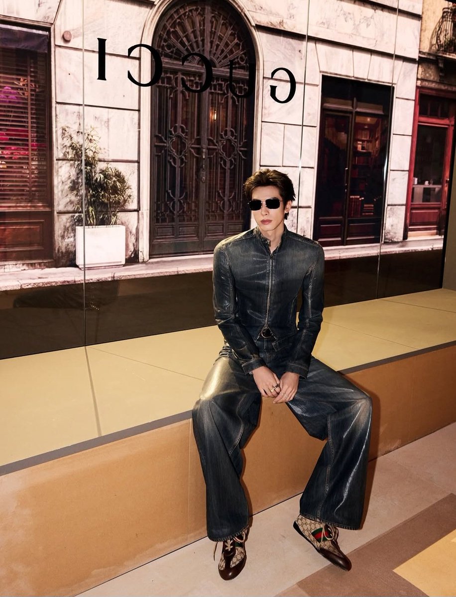 CDramaBR's tweet photo. #SongWeilong marcou presença no desfile da Gucci Primavera/Verão 2027, durante a Semana de Moda de Milão. 🖤 https://t.co/MNSNj9XrVu