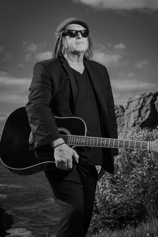 MissChatJOY's tweet photo. #np 'Poets Fall for You' by US-based Sydney singer-songwriter @DHenryFenton on Australia's LGBTQIA+ radio station, @JOY949 - beautiful song from his new album ELVIS AMERICANO
📸 Simon Cardwell https://t.co/qlfrf02WCh