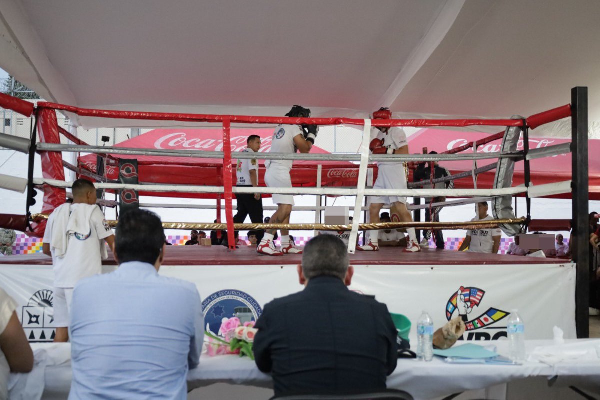 SSC_QROO's tweet photo. El esfuerzo sube al ring: PPL concluyen “Knockout: No tires la toalla”

Después de semanas de preparación, entrenamiento y constancia, el ring del Centro Penitenciario de Cancún fue escenario de la gran final de “Knockout: No tires la toalla” https://t.co/iHDhusk0Ev
