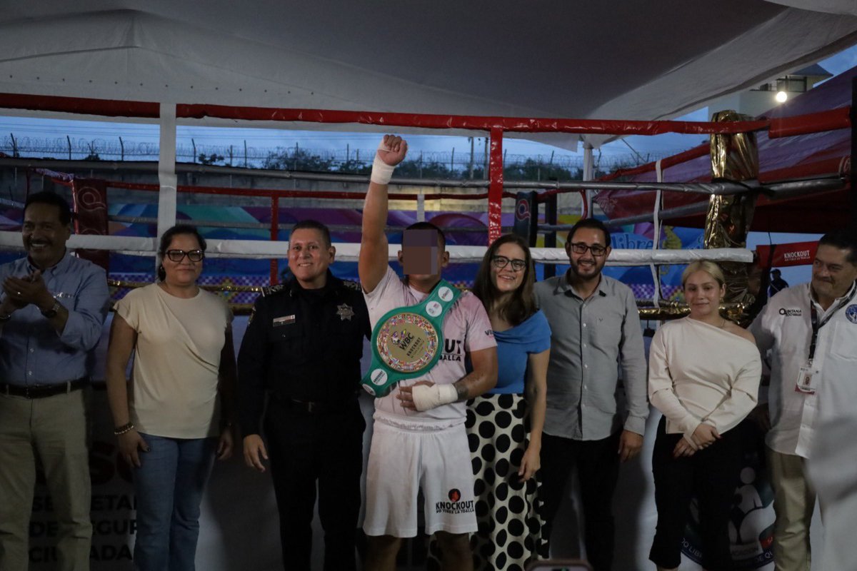 SSC_QROO's tweet photo. El esfuerzo sube al ring: PPL concluyen “Knockout: No tires la toalla”

Después de semanas de preparación, entrenamiento y constancia, el ring del Centro Penitenciario de Cancún fue escenario de la gran final de “Knockout: No tires la toalla” https://t.co/iHDhusk0Ev