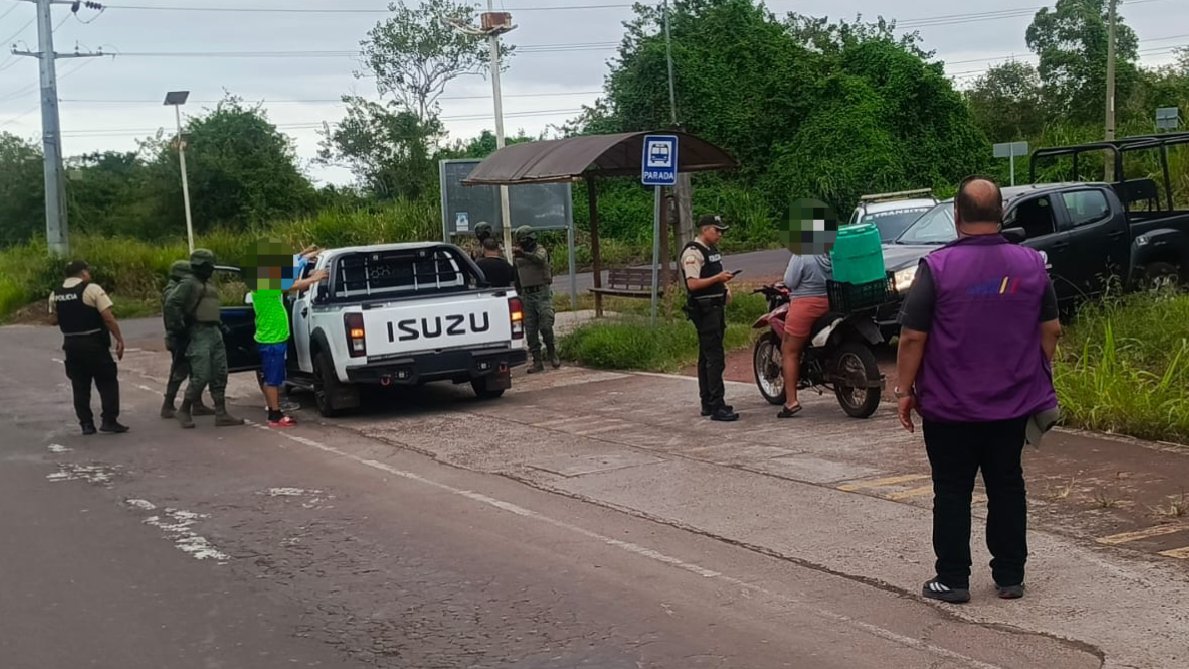 CGGalapagos's tweet photo. @santacruzradio @radioencantada @MinGobiernoEc @Presidencia_Ec @ComunicacionEc 🧵El Gobierno de #ElNuevoEcuador, mediante la Intendencia General de Policía y en coordinación con la @PoliciaEcuador y las @FFAAECUADOR, mantiene acciones de control y prevención permanente para fortalecer la seguridad, el orden público y la tranquilidad en las islas. https://t.co/HMqGgbyYDf
