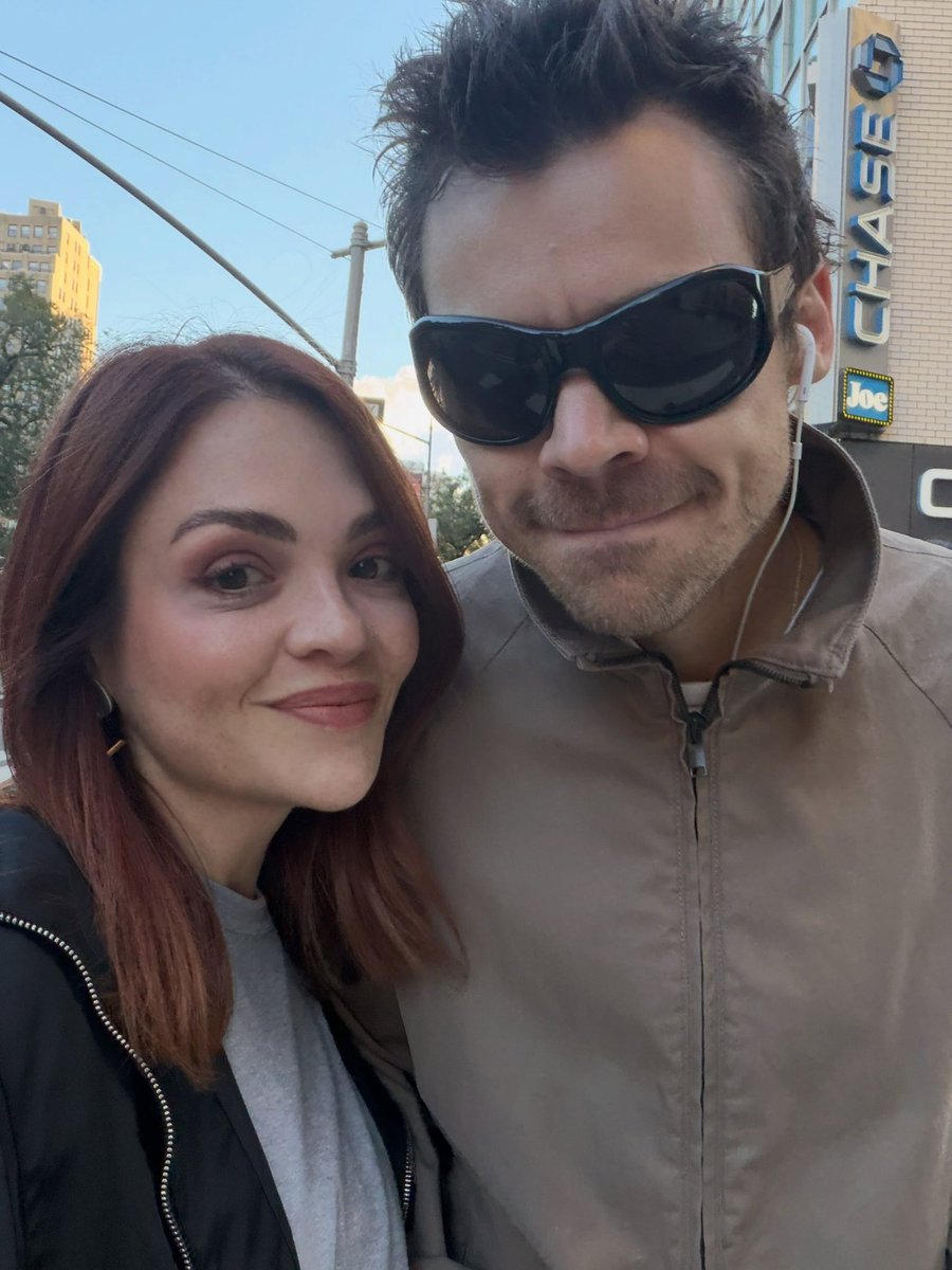 hsdaily's tweet photo. Harry with a fan in New York City today - October 3 (via karolpinheiro) https://t.co/iVqXEDIlWH