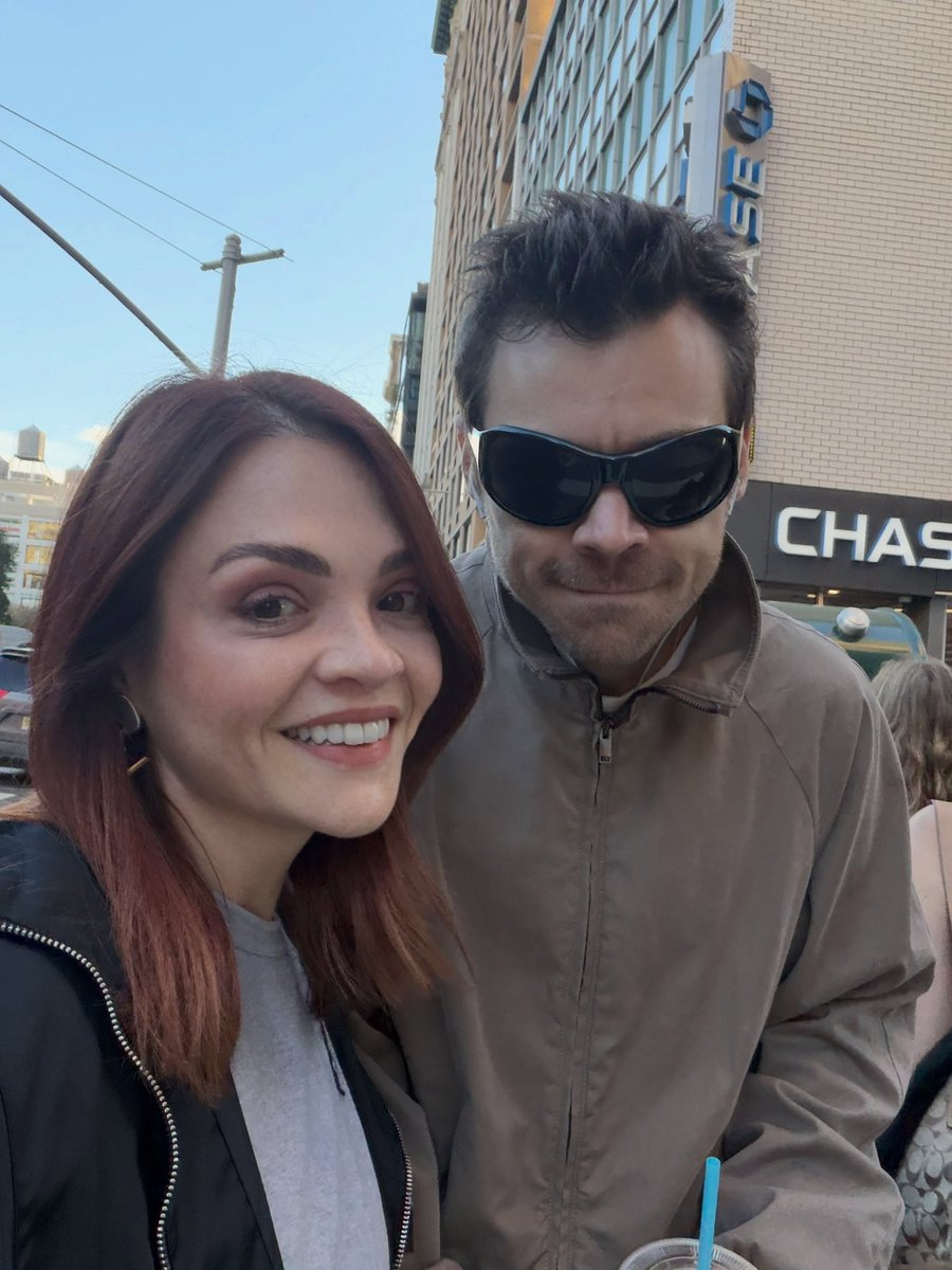 hsdaily's tweet photo. Harry with a fan in New York City today - October 3 (via karolpinheiro) https://t.co/iVqXEDIlWH