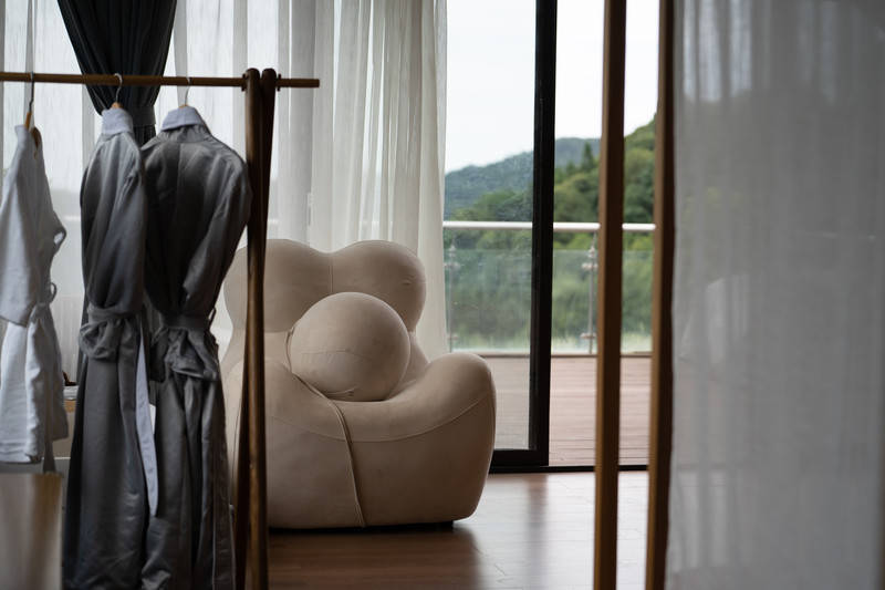 fikri49935846's tweet photo. [My little glazed screen is tilted, and the floor is covered with the hurried footsteps of daily chores, but there's always a cozy glow to lean on.]， https://t.co/ZFpkaoOtIl