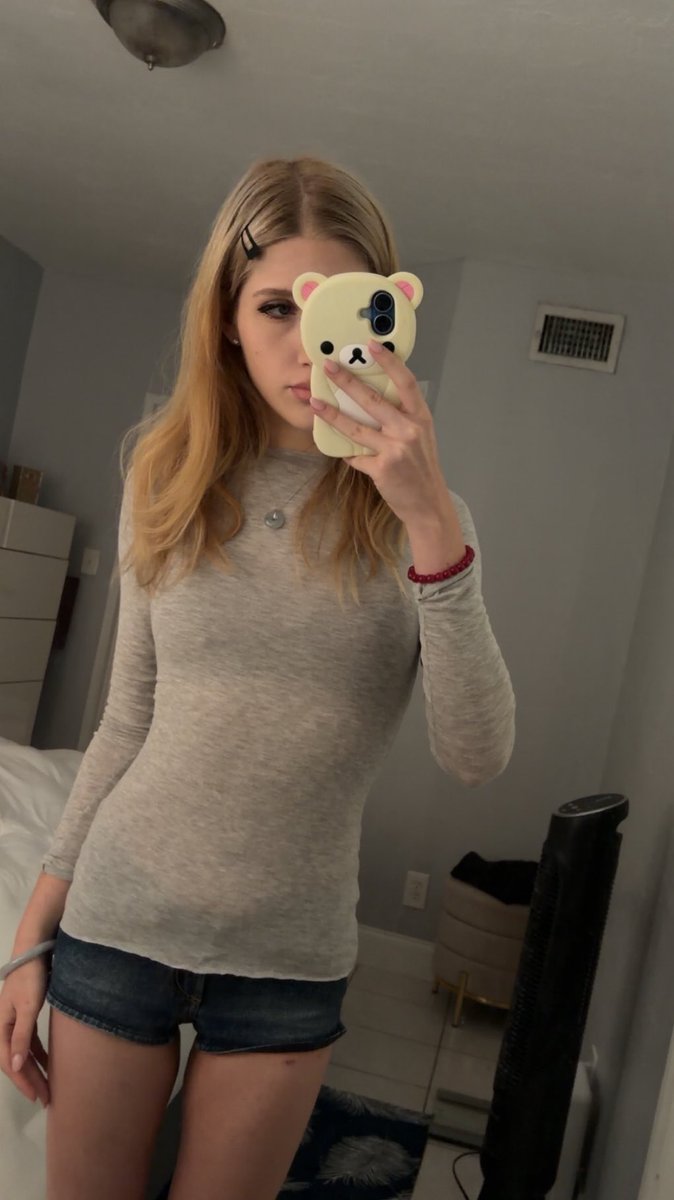 bvbmis's tweet photo. january vs september why do i look the fucking same https://t.co/4SrkfmVrjP