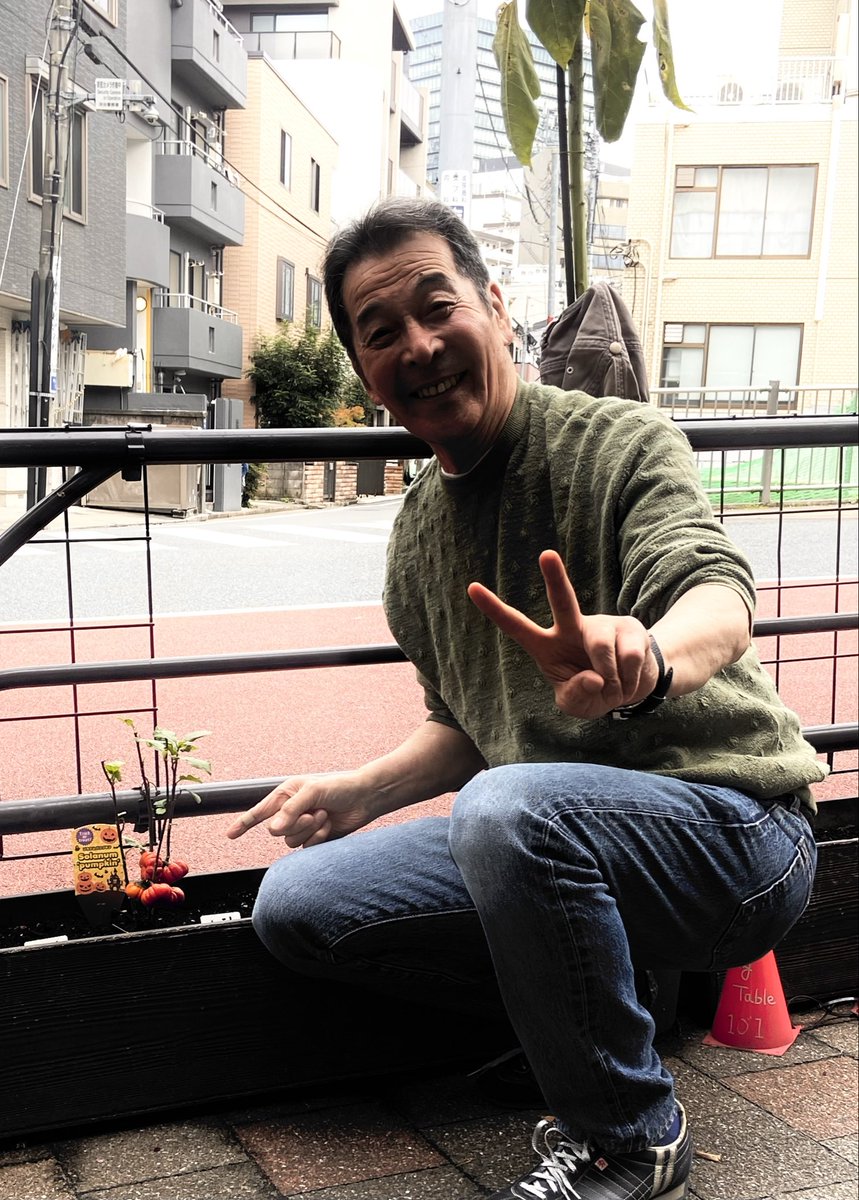 JunInoue20's tweet photo. グッモー✌️道端にも小さな愛が“道(満ち)“溢れてます♪これ分かります？何と生モノのミニカボチャ🎃♪こんなに小さいカボチャ初めて見ました。そういえば今月末はハロウィンですね。仮装する方は、今年はどんな仮装で皆さんを、驚ろ“かそう(仮装)“と考えてるのかな？迷惑かけない楽しいイベントをね♪🤗 https://t.co/2FjQhw9IQv