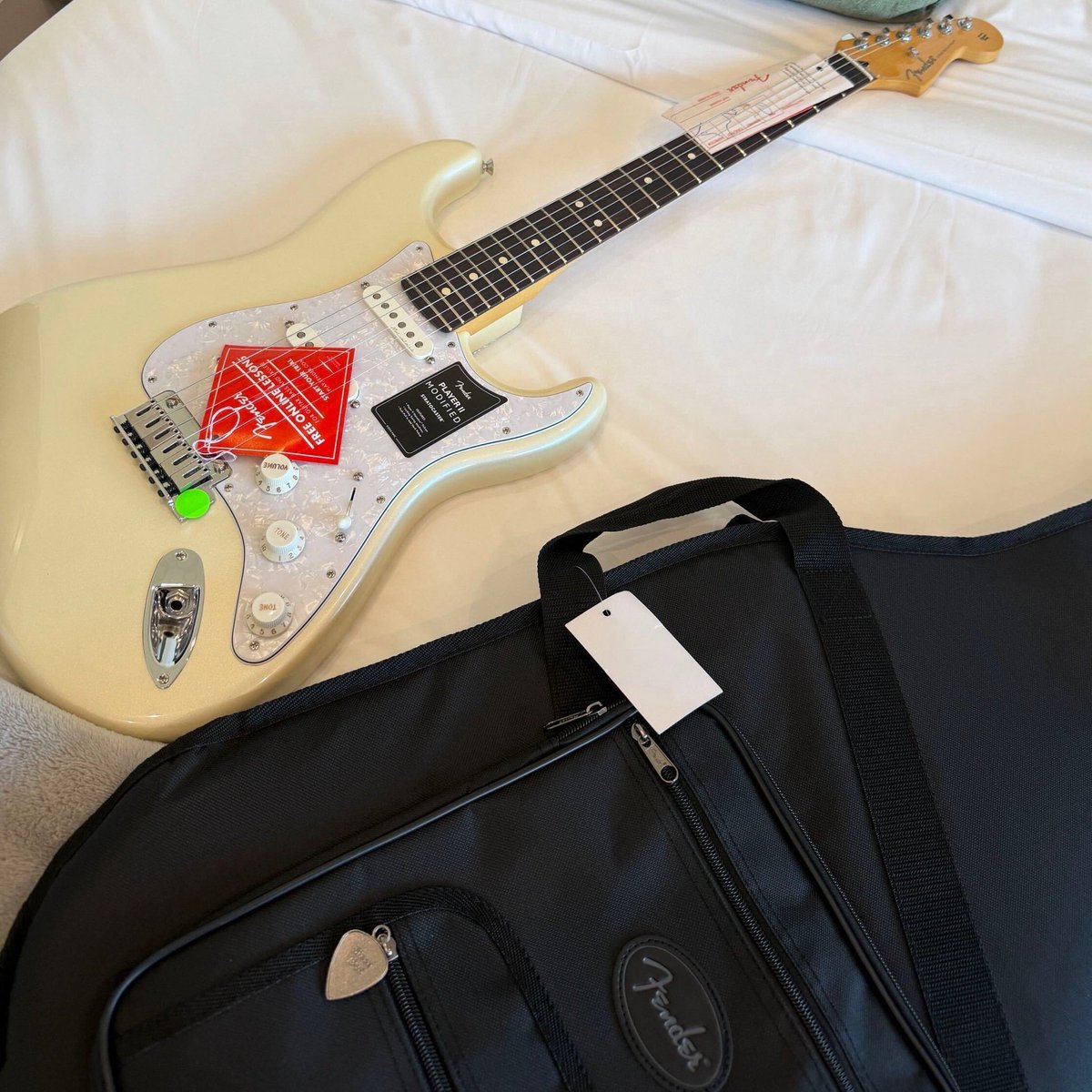 bluerryahn's tweet photo. keonho beli gitar elektrik gini apa nanti bakal live sambil gitaran 😭😭😭😭😭😭😭😭 https://t.co/qIjMUu8fNj
