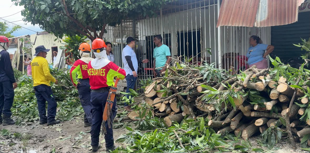 MagdalenaGober's tweet photo. 🌧️🏠 Gobernación del Magdalena acompaña atención de emergencia por vendaval en Zona Bananera

Un censo preliminar reporta más de 300 viviendas afectadas, principalmente por pérdida de cubiertas, tras el vendaval registrado en Varela, La Candelaria y Orihueca. https://t.co/45lYwN1LBb