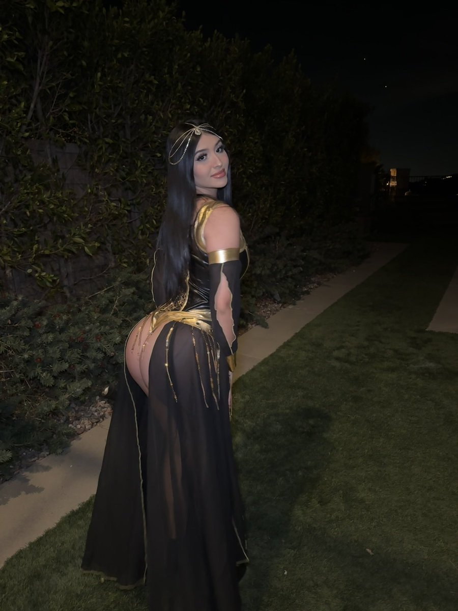 urlatinamamiii's tweet photo. What should i be for halloween this year??? https://t.co/3NhqTQAmf5