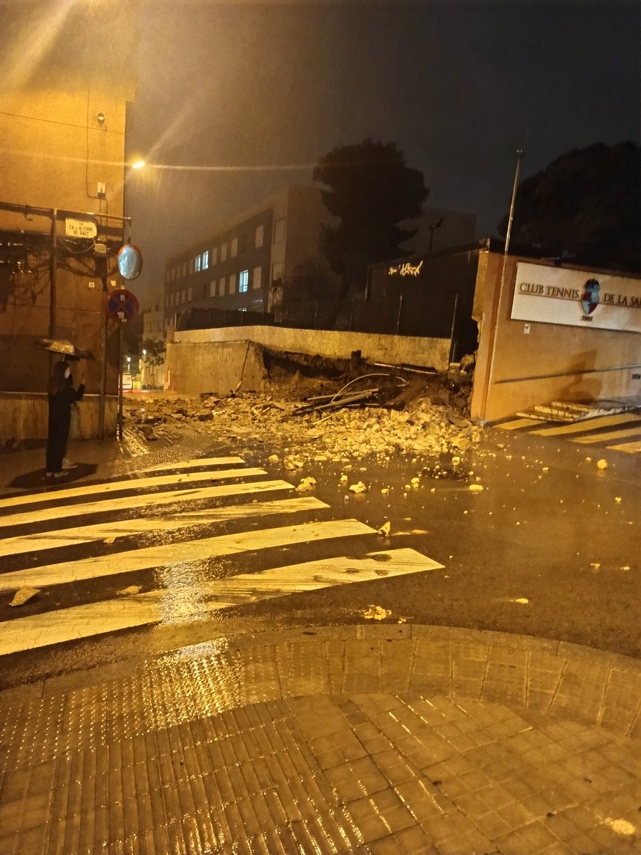 Prod_kpaX's tweet photo. @3CatInfo Cae el muro de contención del club de tenis la salud https://t.co/lzjFlEH8Wx