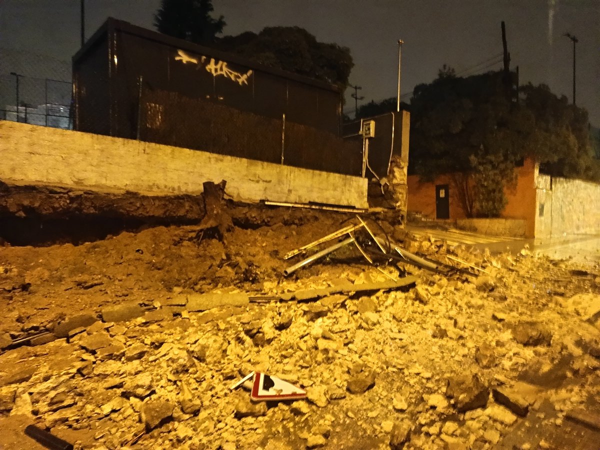 Prod_kpaX's tweet photo. @3CatInfo Cae el muro de contención del club de tenis la salud https://t.co/lzjFlEH8Wx