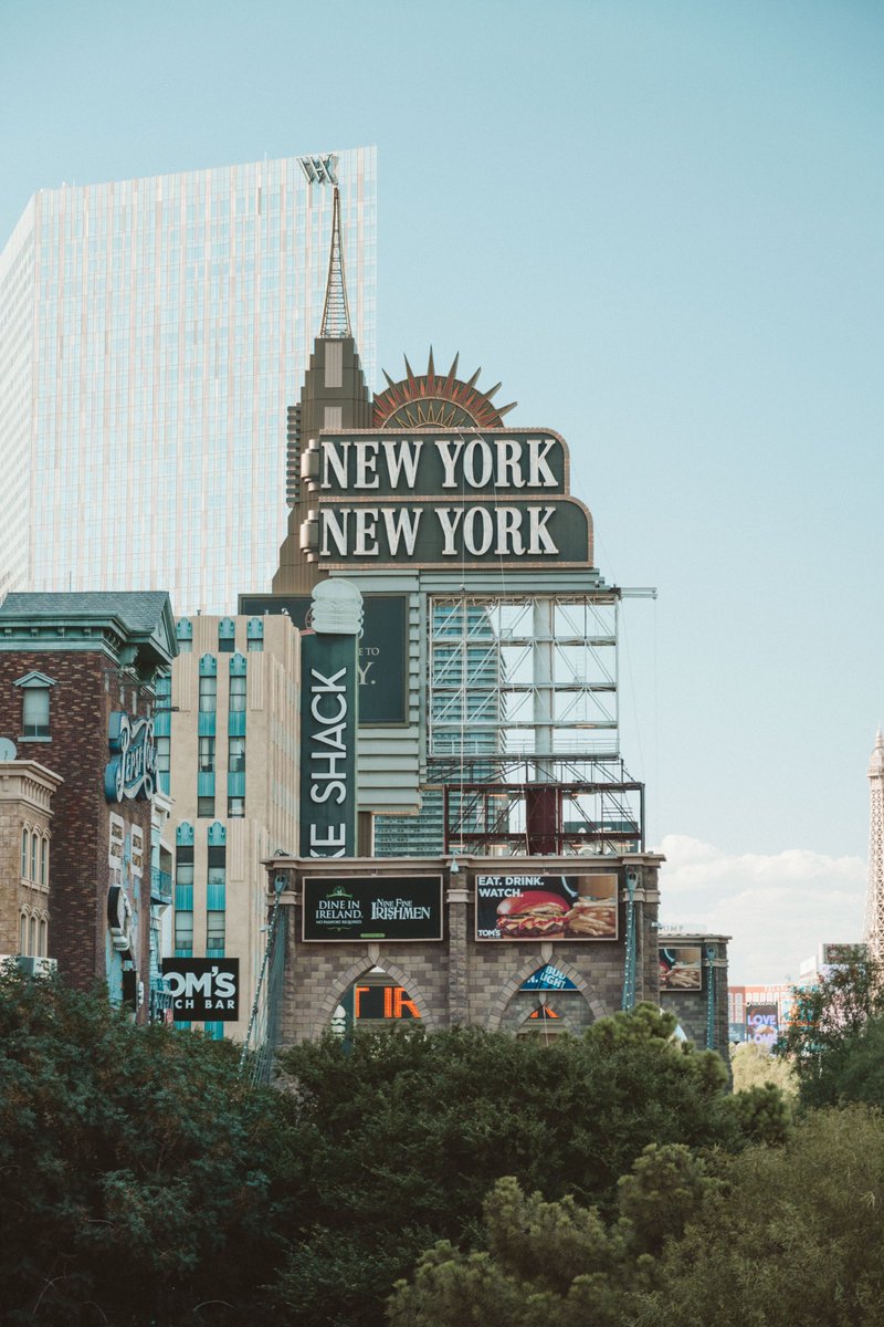 GlobalGuideEES's tweet photo. The 5 Best Places to Visit in New York: A Guide for First-Time Visitors

1. Statue of Liberty
The symbol of New York can be reached by ferry from Battery Park. Book your tickets in advance if you want to see the view from the pedestal or the crown. https://t.co/6H9kIBWbJu