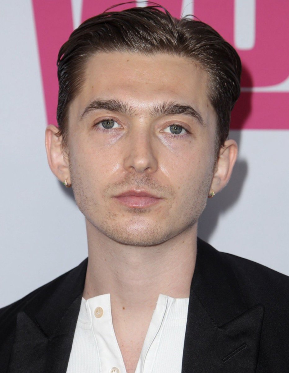 handcoversrouge's tweet photo. @mcgarraties He actually has both ears pierced https://t.co/VTZM1Mxwb3