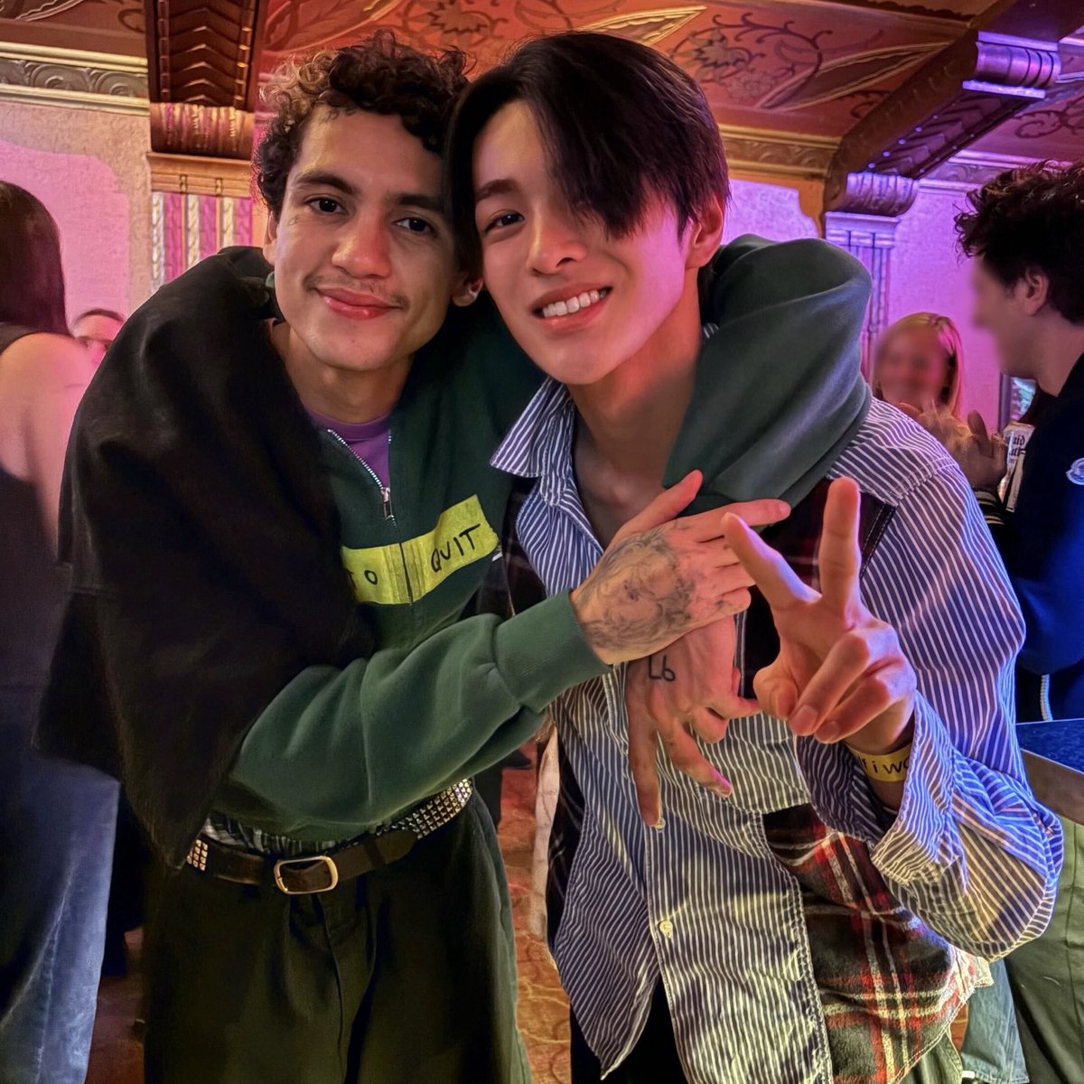cortiskawa's tweet photo. omg keonho finally went to dominic fike’s concert and he even got to meet him it genuinely feels like i got to meet my fav artist too i’m so happy for him https://t.co/s8lfddduGu