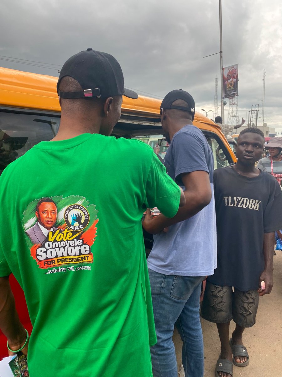 BassMargar30993's tweet photo. Edo State today ๐ Markets, roadsides, real conversations. People are signing up for #Sowore2027: subsidy return, โฆ500K minimum wage, free education, a corruption-free nation. Subsidy will return! #TakeItBack #AAC https://t.co/CQw60dxPxX