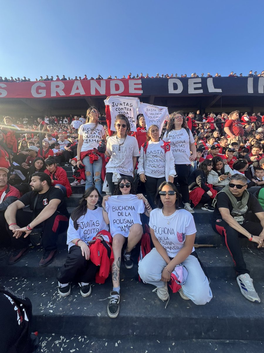 BiiCastillo's tweet photo. vamos las pibas ♥️🖤 https://t.co/Pp7YGeVvRy