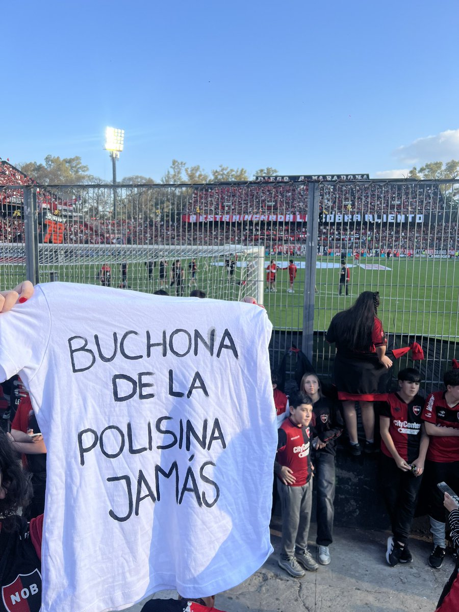 BiiCastillo's tweet photo. vamos las pibas ♥️🖤 https://t.co/Pp7YGeVvRy