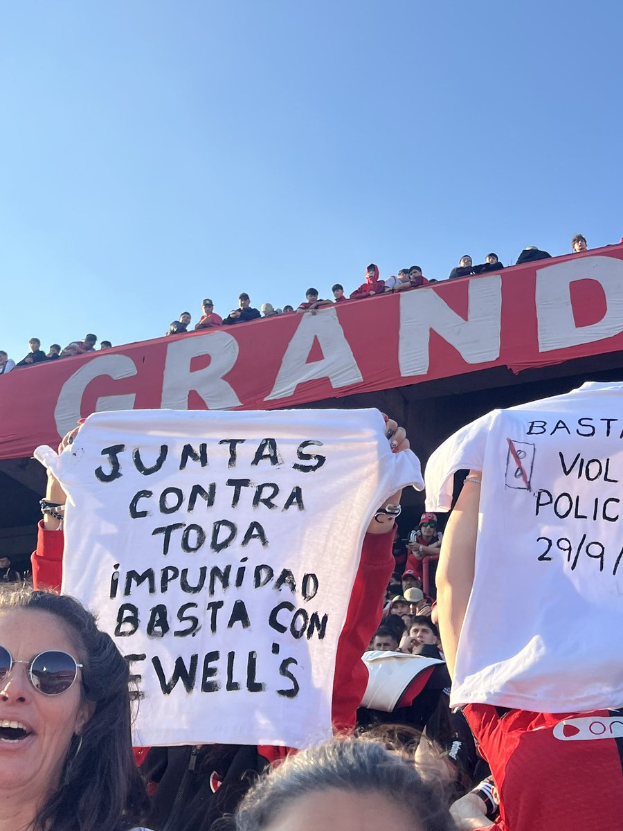 BiiCastillo's tweet photo. vamos las pibas ♥️🖤 https://t.co/Pp7YGeVvRy