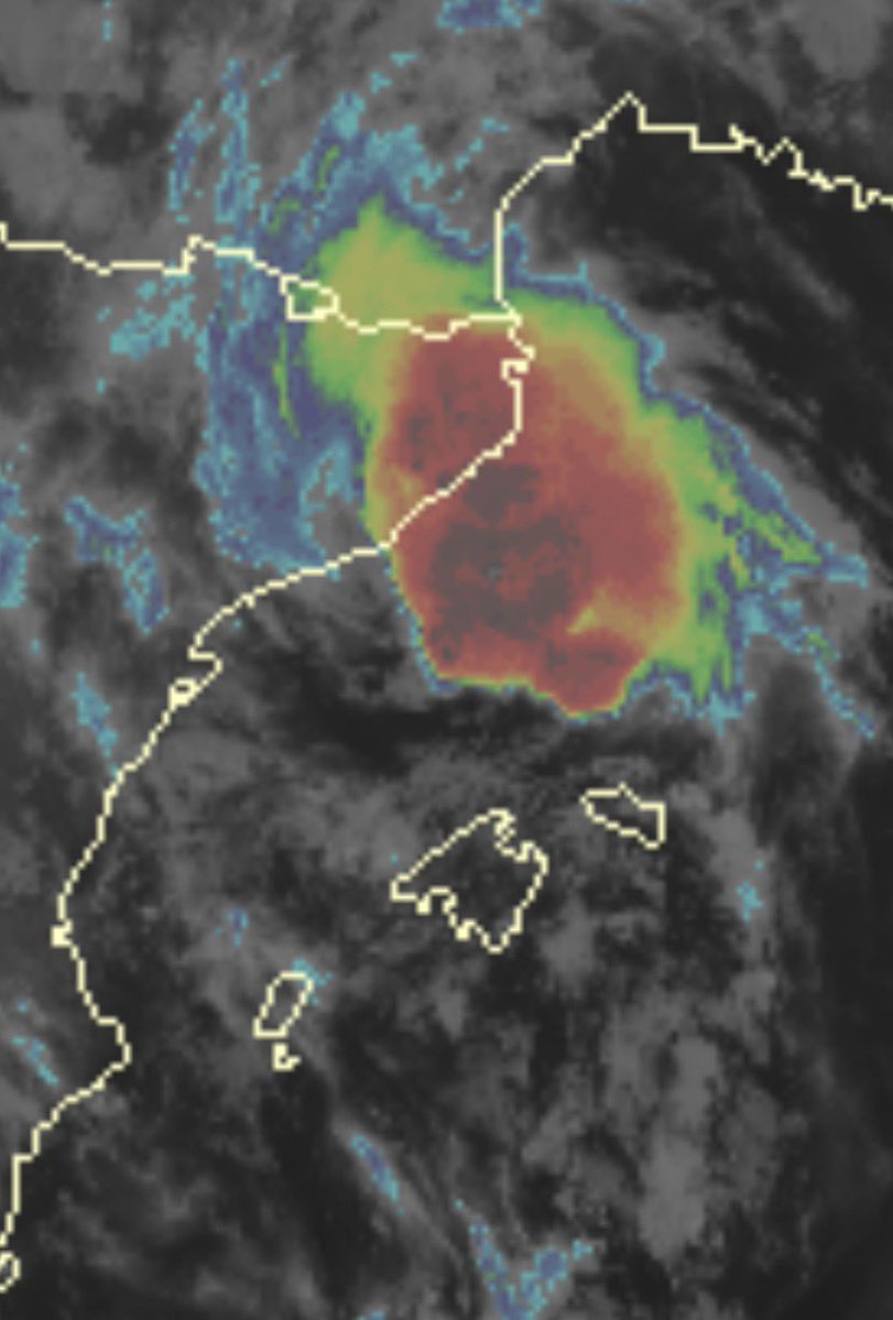 ClimaEBalear's tweet photo. La bestia sigue regenerandose a medida que se dezplaza ligeramente algo mas hacia el norte. Atención próximas horas sobre todo zonas entre Mataró y Blanes, parece que se va desplazando muy lentamente hacia el norte, pero no se fían porque se van regenerando… https://t.co/uF8dSPEg2J
