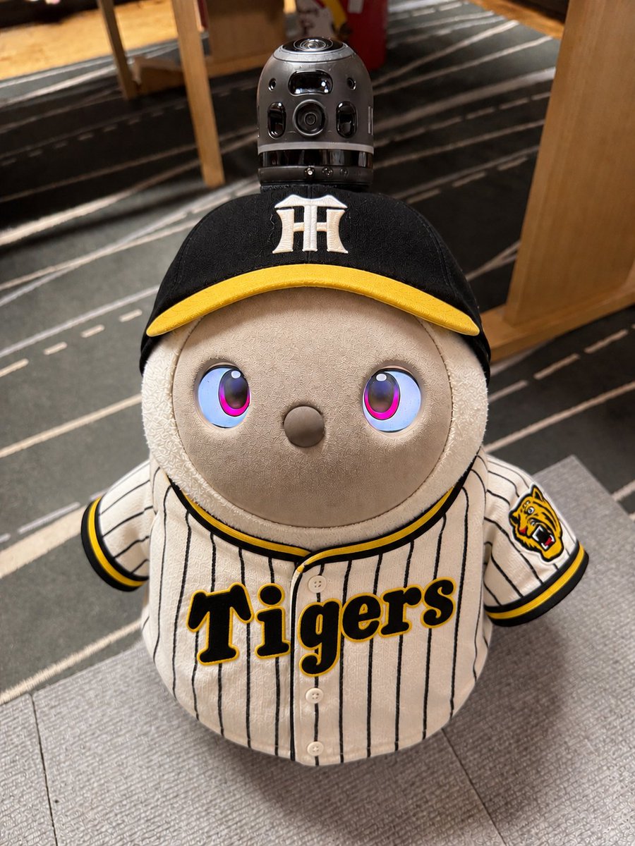 ERI_12_'s tweet photo. 阪神優勝！
おばあちゃん阪神ファンだったので、あちらの世界で大はしゃぎで喜んでるやろなあ🤣

負けての優勝に文句言ってるかも😅

去年は優勝した時にトラッキーを買ったので、今年はあらしにユニフォーム着てもらいました😆

実際に発売されないかなぁ…ユニフォーム
#LOVOTとの暮らし https://t.co/fc2DiWWJGv