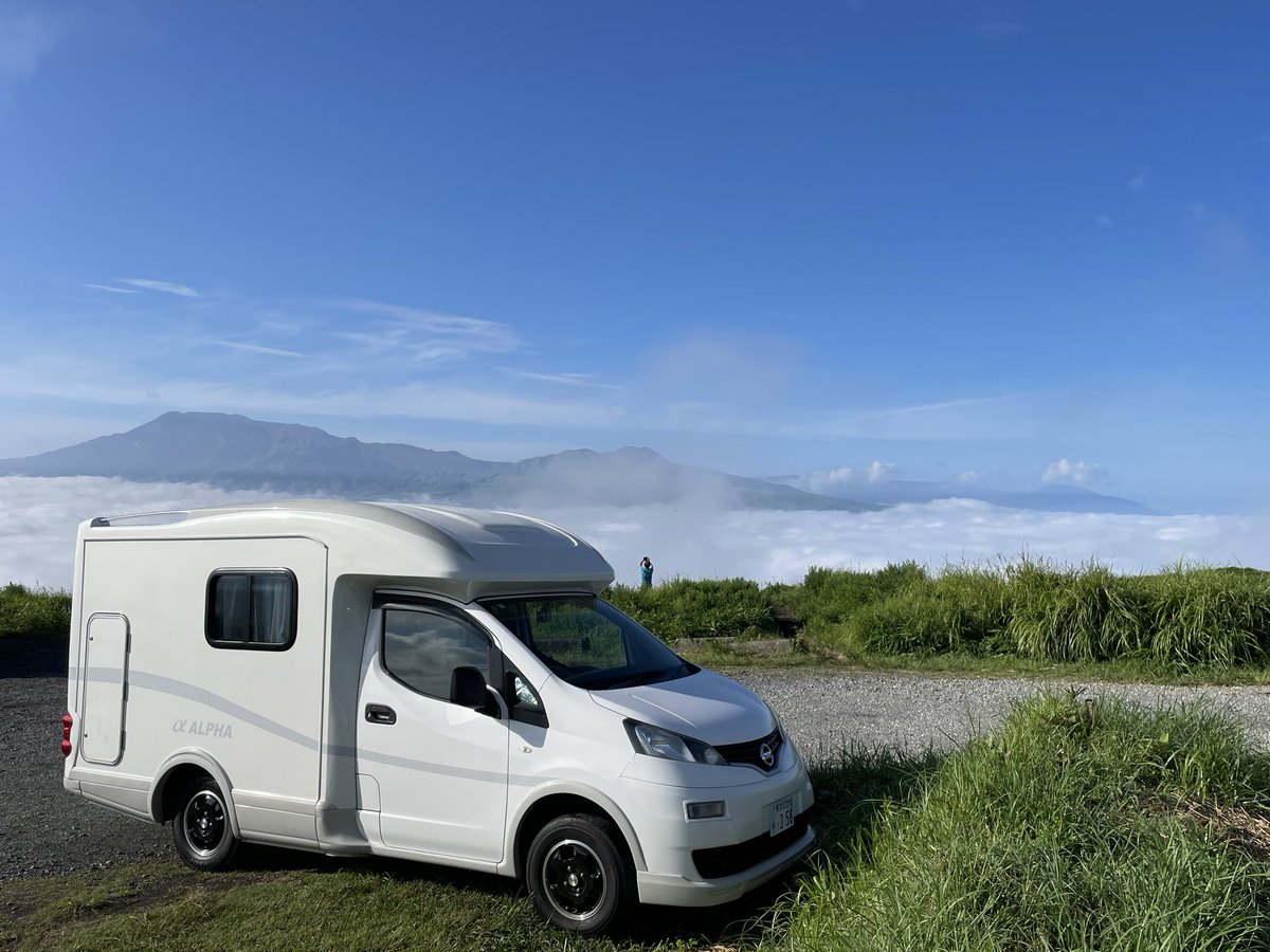 keketact's tweet photo. 熊本発！キャンピングカーシェアー

雲海を見るのにぴったりな車はこちらです💁

10/10〜12（3連休）の空き有

私は大観峰で仮眠し、雲海を見てから色づきはじめたコキアで癒され、スパランチだな😋

#カーステイ
#雲海
#大観峰
#阿蘇
#道の駅あそ望の郷くぎの

https://t.co/zssqO6y9Lq #vanlife https://t.co/UgFtl5ECn7