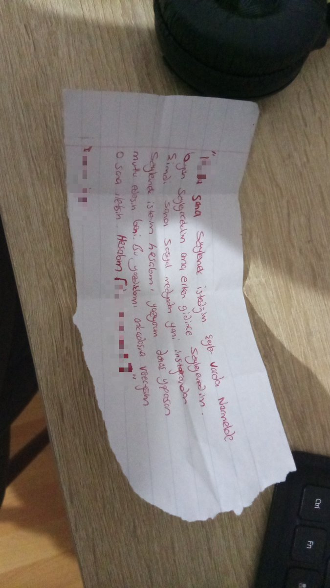 acikcabilmiyoru's tweet photo. Bi kere de sasırt amk ya ben erken çıktım diye arkadaşımın kalemliğine bırakmış değişik, birde diyor ki sende bana bakıyordun arkaşım görmüş arkadaşının gördüğü=3 masa ilerimde 2 tane 20yasında eleman bana bakıp konusuyor bende onlara bakıyorum kesin aşığım https://t.co/6xkFKjujqV