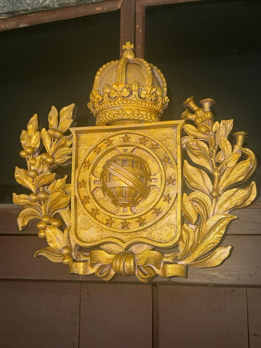 gc_monarquistas's tweet photo. Réplica do Brasão Imperial pintado a mão. Um excelente trabalho do nosso amigo Ulisses que está vendendo para todo o Brasil. https://t.co/sjWWul6WEE