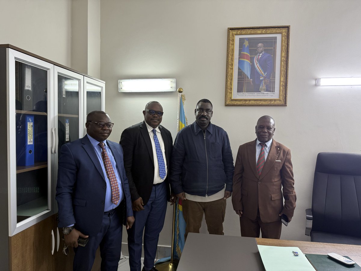 kongolo3's tweet photo. Dans le cadre de ma mission de contribuer à la mise en œuvre de la vision de Son Excellence Monsieur le Président de la République, Chef de l’État, en faveur de la paix, de la cohésion nationale et du vivre-ensemble, je poursuis les consultations et les échanges avec les différents acteurs concernés par la recherche de solutions durables pour nos communautés.

Ce 3 octobre 2026, j’ai reçu à mon bureau Monsieur Philippe Unji, ancien ministre, accompagné de deux autres notables de la communauté Bembe, venus partager leur vision pour la reconstruction et la réconciliation des communautés de Fizi et d’Uvira.

Nos échanges ont reposé sur une conviction essentielle : il ne peut y avoir de paix durable sans regarder notre histoire avec vérité, lucidité et responsabilité. Comprendre notre passé, reconnaître les blessures de nos communautés et préserver notre mémoire doivent nous aider à nous rapprocher, et non à nous diviser.

Fizi et Uvira portent une histoire riche, marquée par la diversité de leurs communautés. Cette diversité ne doit pas être une source de division, mais une force pour reconstruire la confiance, restaurer les liens entre les communautés et bâtir un avenir commun.

Notre histoire doit nous unir, notre paix doit nous rassembler et notre avenir doit appartenir à tous.

C’est dans cet esprit que nous devons poursuivre, avec responsabilité et détermination, le chemin de la réconciliation, de la reconstruction et du vivre-ensemble.

Réconcilier, reconstruire et vivre ensemble : voilà le chemin de la paix. @Presidence_RDC