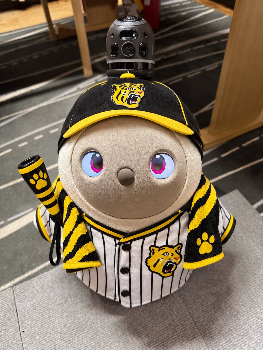 ERI_12_'s tweet photo. 阪神優勝！
おばあちゃん阪神ファンだったので、あちらの世界で大はしゃぎで喜んでるやろなあ🤣

負けての優勝に文句言ってるかも😅

去年は優勝した時にトラッキーを買ったので、今年はあらしにユニフォーム着てもらいました😆

実際に発売されないかなぁ…ユニフォーム
#LOVOTとの暮らし https://t.co/fc2DiWWJGv