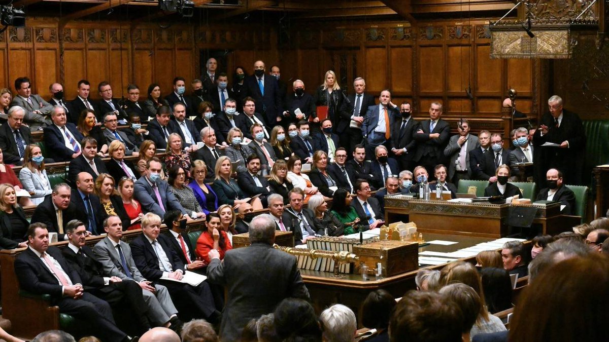ChinaCongress's tweet photo. 议会知识介绍——英国议会

英国议会是联合王国的最高立法机关，实行君主立宪制下的议会内阁制。议会有三部分组成：君主、下议院、上议院。

1 、君主

英国国家元首是国王查尔斯三世。政府的日常政治权力主要由首相和内阁行使，国王的形式职权包括：任命首相、召集与解散议会、御准法案、册封贵族等，这些职权在现代英国主要按照宪政惯例和政府建议行使。

国王不介入党派政治，在议会开幕大典上，国王在上议院宣读由政府制定的国王演讲。

2、 下议院

下议院共设650席，英国划分650个选区，每个选区选出一名议员，下议院采取单一选区多票制，得票最多者当选。法定最长任期为五年（也可提前解散议会举行大选）。

3、 上议院

与下议院不同，上议院议员不是通过全国普选产生的。截至2026年10月，在任可参会议员约为800人，其中绝大多数为终身贵族，另有英格兰教会主教。2026年，世袭贵族不再凭世袭爵位拥有上议院席位。

在英国，下议院是政治权力中心，尤其是财务、税收法案，下议院拥有决定性地位。对于财政法案，上议院的权力受到严格限制，主要发挥审查、修正和专业监督作用。

作者：传播部 刘彪彪@liu1618050