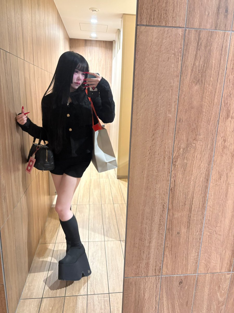 Cinderella__m_'s tweet photo. ぜーんぜんフォロワ減る覚悟で載せるけど
1年も無く成人の女の人1人分くらいの体重を落としたとて肉割れはめーちゃくちゃ明るいとこで見られない限り分からないレベルまでは全然消せます。 https://t.co/goe8NN4hNB
