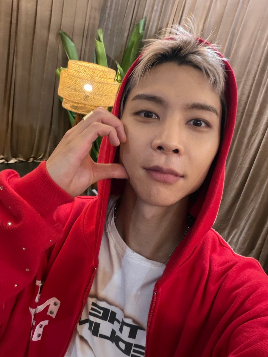 209_archive's tweet photo. 🌻us who live moderately diligently… don’t know what moderately is
🌻kekekekekekeke ah okay
🌻i really have to go now
🌻but now that i’m thinking about it 
🌻kekekekekekeke i’m kidding
🌻i’m going
🌻byee
🌻👋
🌻(📷)
🌻after the jakarta concert ended 💚

#쟈니왔쟈니 #쟈니 #JOHNNY #ジャニー #NCT127 #NCT