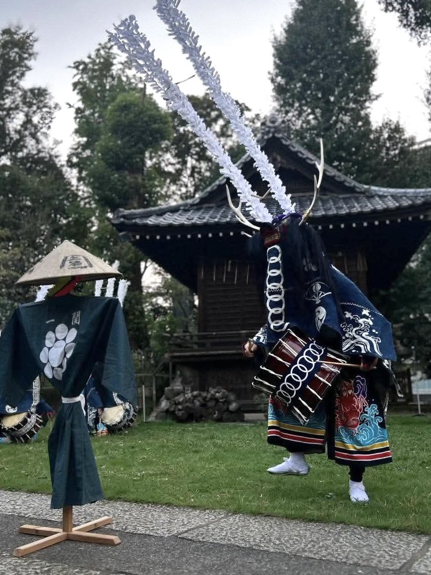 maikawashishi's tweet photo. 西向天神社「東京鹿踊＆行山流舞川鹿子躍 特別奉納」、無事終了しました🦌
お越しいただいた皆さま、ありがとうございました！
東京鹿踊の皆さんと「褒め唄」を奉納し、「案山子躍」の一部も披露。
土地を越えて鹿踊をともに躍る、貴重な一日となりました。
#行山流舞川鹿子躍 #東京鹿踊 #鹿踊 https://t.co/Vveg5OpQ4f