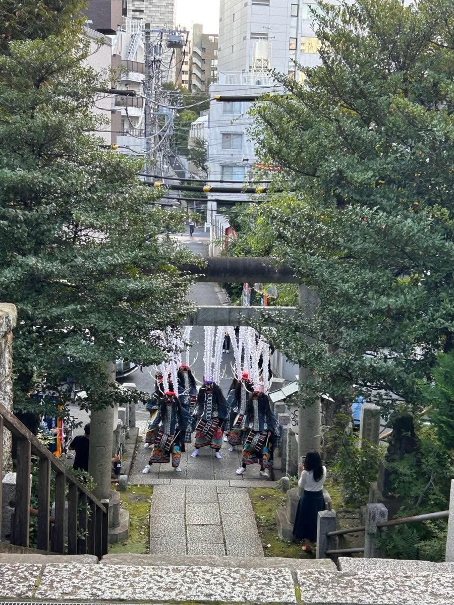 maikawashishi's tweet photo. 西向天神社「東京鹿踊＆行山流舞川鹿子躍 特別奉納」、無事終了しました🦌
お越しいただいた皆さま、ありがとうございました！
東京鹿踊の皆さんと「褒め唄」を奉納し、「案山子躍」の一部も披露。
土地を越えて鹿踊をともに躍る、貴重な一日となりました。
#行山流舞川鹿子躍 #東京鹿踊 #鹿踊 https://t.co/Vveg5OpQ4f