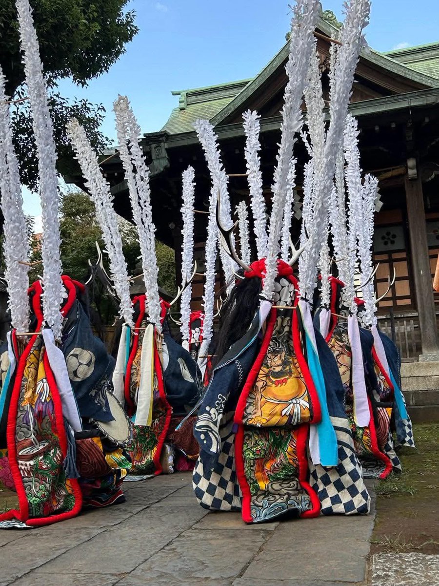 maikawashishi's tweet photo. 西向天神社「東京鹿踊＆行山流舞川鹿子躍 特別奉納」、無事終了しました🦌
お越しいただいた皆さま、ありがとうございました！
東京鹿踊の皆さんと「褒め唄」を奉納し、「案山子躍」の一部も披露。
土地を越えて鹿踊をともに躍る、貴重な一日となりました。
#行山流舞川鹿子躍 #東京鹿踊 #鹿踊 https://t.co/Vveg5OpQ4f